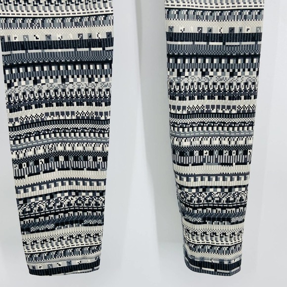 NIKE Pro Gray White Stripe 8 Bit Fair Isle Tight Workout Leggings Size Small - Picture 7 of 9